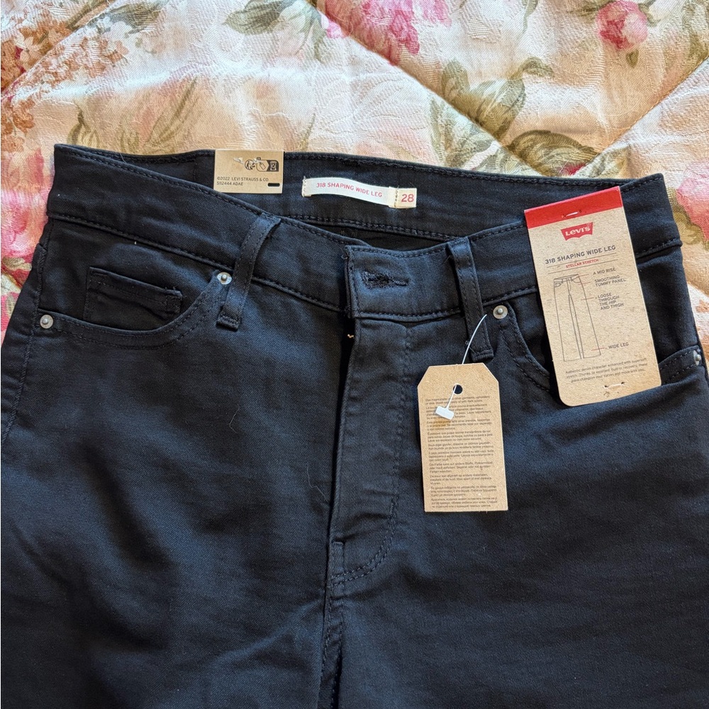 NWT Levi’s 318 Shaping High Waisted Wide Leg Jeans in Soft Black Sz 28W x 32L